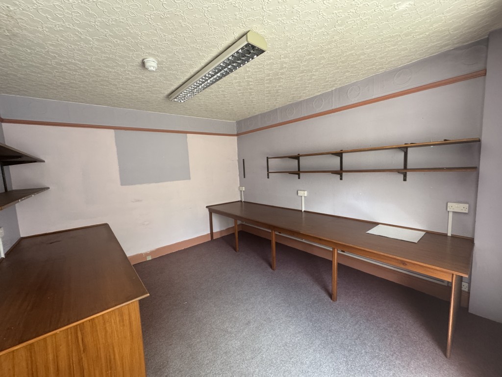 Lot: 80 - VERSATILE PROPERTY WITH POTENTIAL CLOSE TO TOWN CENTRE - First floor room four